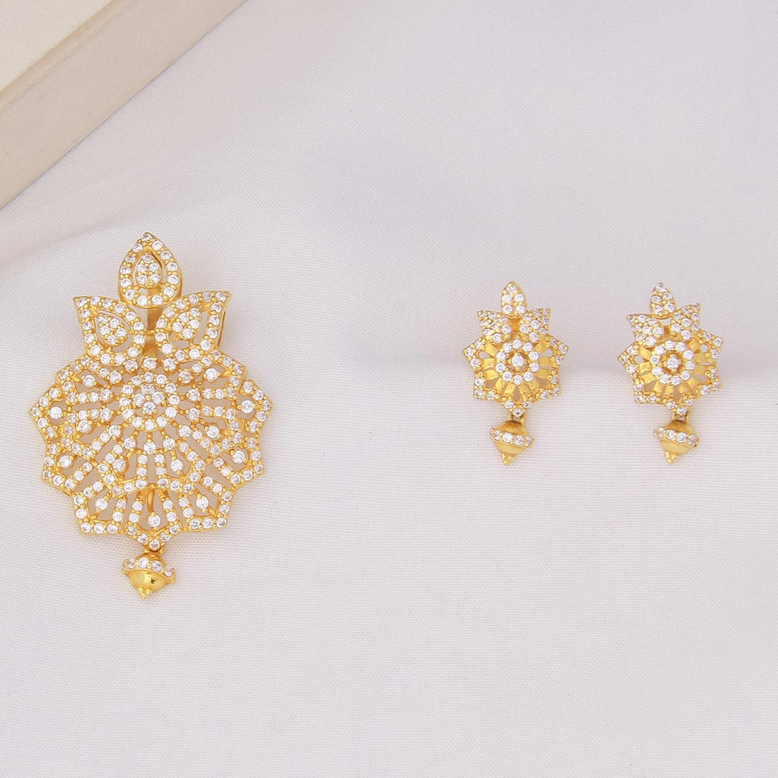 Royalistic Pendant Set