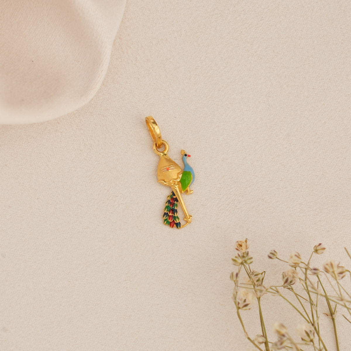 Attractive Peacock Gold Pendant