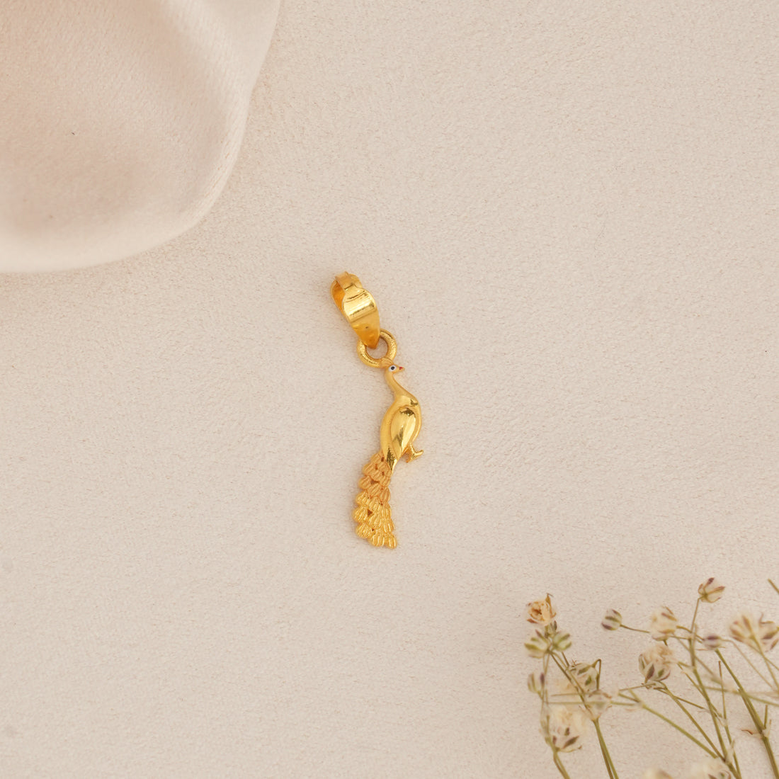 Sparkling Vel Gold Pendant