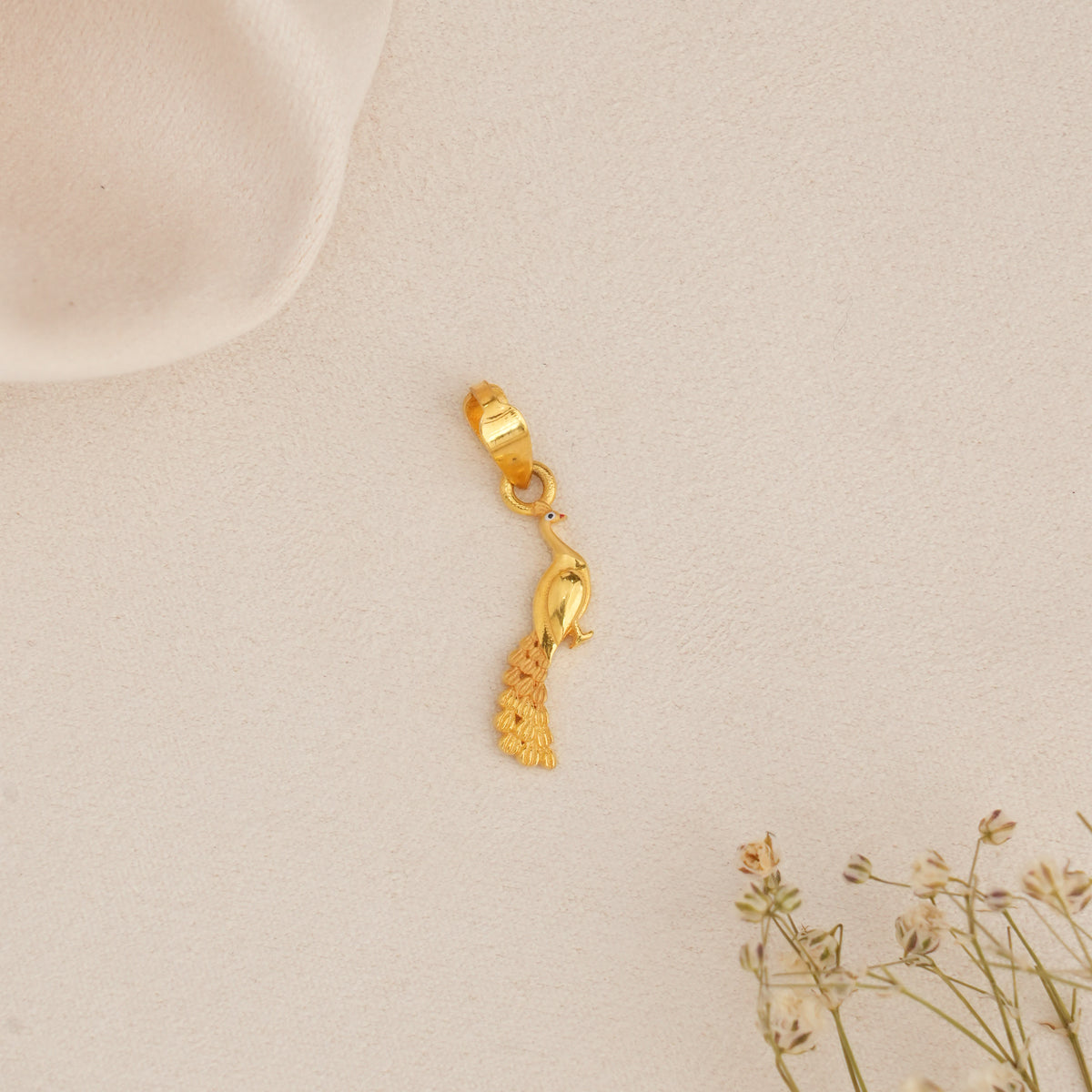Sparkling Vel Gold Pendant