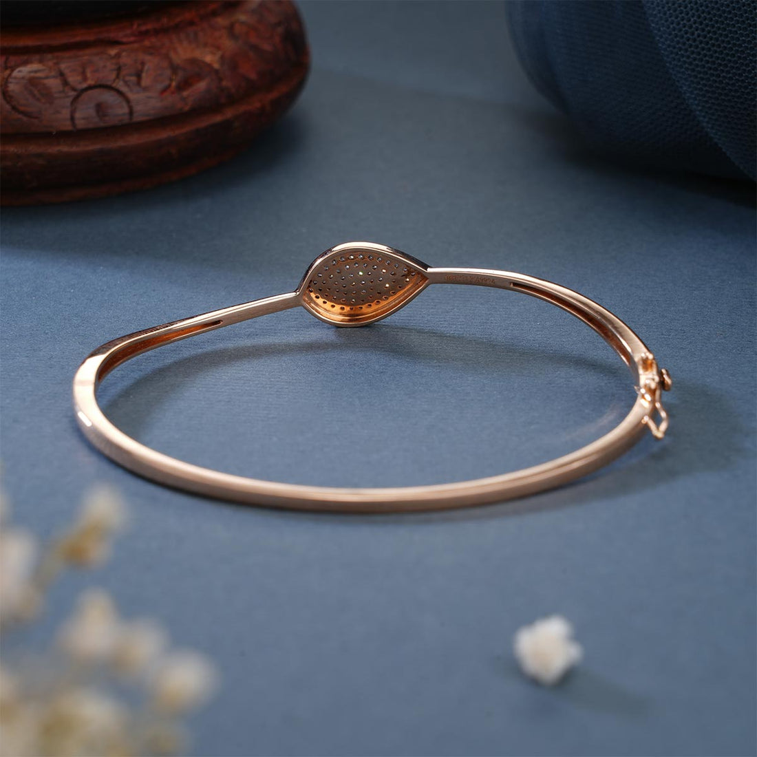 Glaring Bracelet
