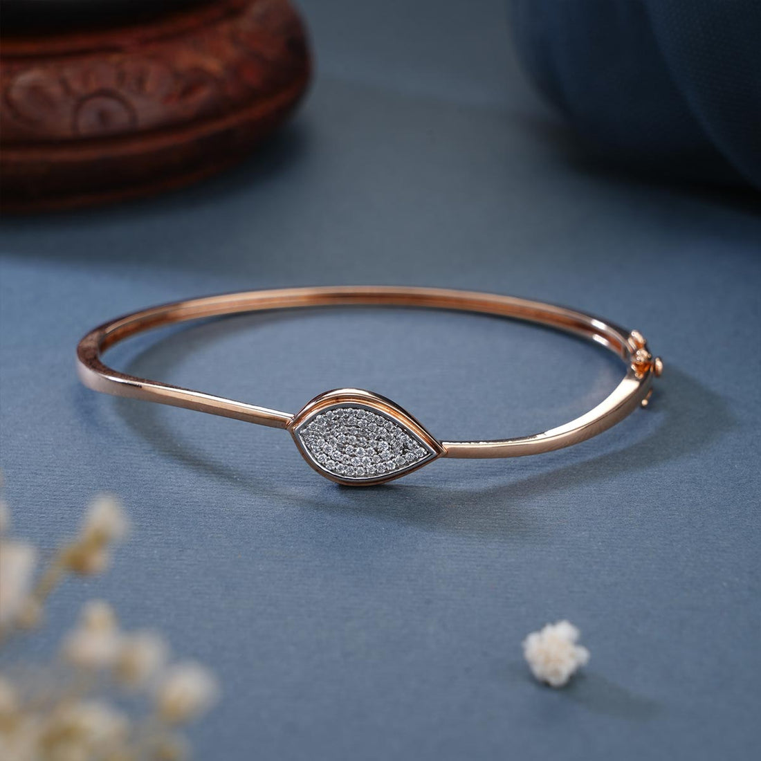 Glaring Bracelet